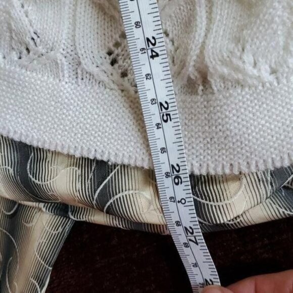 Carriage Court Sz. M (Can fit up to XL) Full Button Long Sleeve Knitted Cardigan - Picture 9 of 10